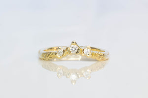 Leto Fitted Band with Diamonds - Yellow Gold