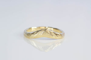 Mountain Fitted Band - Yellow Gold