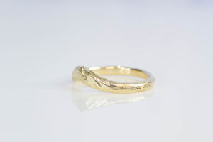 Mountain Fitted Band - Yellow Gold