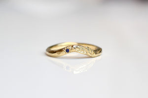 Rhea Fitted Band with Sapphire - Yellow Gold