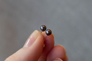 Pearl Studs - Black - 4-4.5mm