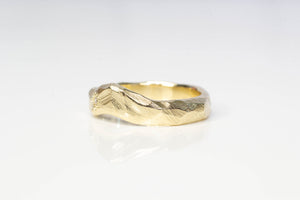 Mountain Fitted Band with Gem - Yellow Gold