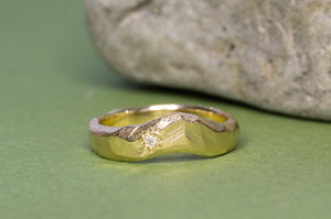 Mountain Fitted Band with Gem - Yellow Gold