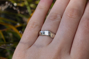 Mountain Fitted Band with Gem - White Gold