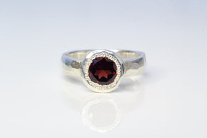 Eluo Ring - Sterling Silver with Garnet