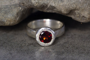 Eluo Ring - Sterling Silver with Garnet