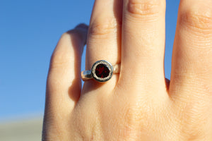 Eluo Ring - Sterling Silver with Garnet