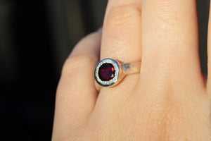 Eluo Ring - Sterling Silver with Garnet