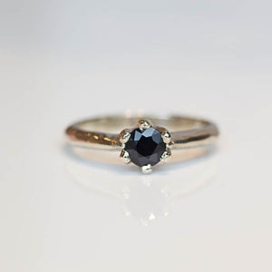 Pura Ring - White Gold with Black Sapphire