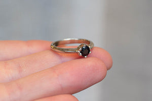 Pura Ring - White Gold with Black Sapphire