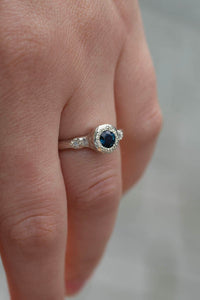 Neve Ring - White Gold with Sapphire and Diamonds