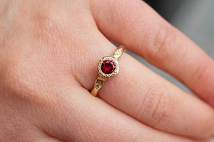Neve ring - Yellow Gold with Garnet and Diamonds