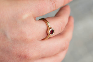 Neve ring - Yellow Gold with Garnet and Diamonds